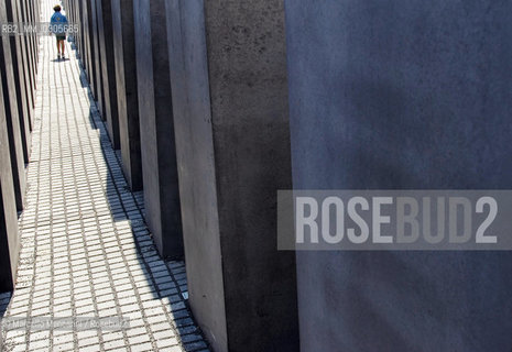 Berlin, 2005. Holocaust Memorial to the murdered Jewish of Europe, designed by architect Peter Eisenman / Berlino, 2005. Monumento agli ebrei vittime dellolocausto, opera dellarchitetto Peter Eisenman ©Marcello Mencarini/Rosebud2