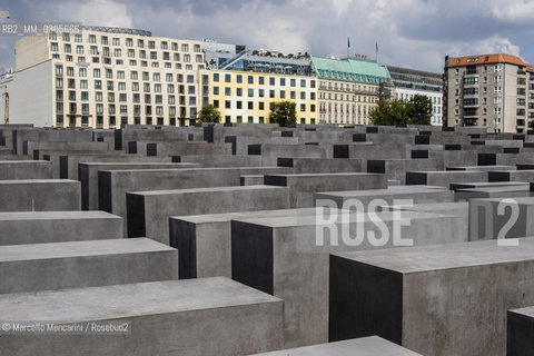 Berlin, 2005. Holocaust Memorial to the murdered Jewish of Europe, designed by architect Peter Eisenman / Berlino, 2005. Monumento agli ebrei vittime dellolocausto, opera dellarchitetto Peter Eisenman ©Marcello Mencarini/Rosebud2