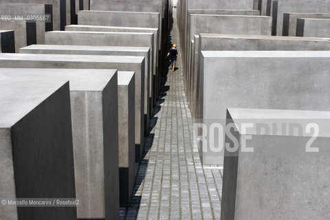 Berlin, 2005. Holocaust Memorial to the murdered Jewish of Europe, designed by architect Peter Eisenman / Berlino, 2005. Monumento agli ebrei vittime dellolocausto, opera dellarchitetto Peter Eisenman ©Marcello Mencarini/Rosebud2