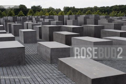 Berlin, 2005. Holocaust Memorial to the murdered Jewish of Europe, designed by architect Peter Eisenman / Berlino, 2005. Monumento agli ebrei vittime dellolocausto, opera dellarchitetto Peter Eisenman ©Marcello Mencarini/Rosebud2