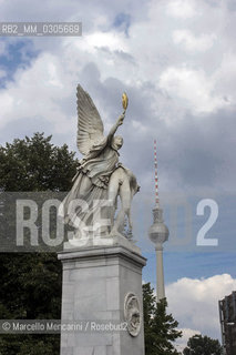 Berlin, 2005. Statue with the top of the TV Tower (Fernsehturm) in the background / Berlino, 2005. Statua e punta della Torre della televisione sullo sfondo - ©Marcello Mencarini/Rosebud2