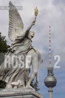 Berlin, 2005. Statue with the top of the TV Tower (Fernsehturm) in the background / Berlino, 2005. Statua e punta della Torre della televisione sullo sfondo - ©Marcello Mencarini/Rosebud2