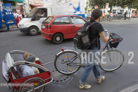 Berlin, 2005. Bicycle with baby carriage / Berlino, 2005. Bicicletta cn carrozzina - ©Marcello Mencarini/Rosebud2