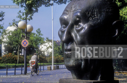 BONN, Monument to Konrad Adenauer / BONN, monumento a Konrad Adenauer - ©Marcello Mencarini/Rosebud2