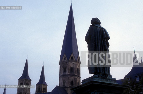 BONN, monument to Ludwig van Beethoven and spears of the Cathedral / BONN, monumento a Ludwig van Beethoven e guglie della cattedrale - ©Marcello Mencarini/Rosebud2