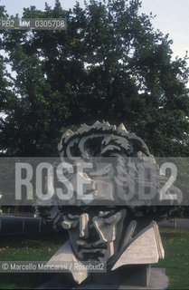 BONN, Ludwig van Beethoven monument in front of the Beethovenhalle concert hall / BONN, monumento a Ludwig van Beethoven di fronte alla Beetovenhalle - ©Marcello Mencarini/Rosebud2