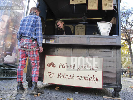 Bratislava, 2010. Stand selling hot chestnuts and baked potatoes / Bratislava, 2010. Chiosco che vende castagne e patate  - ©Marcello Mencarini/Rosebud2