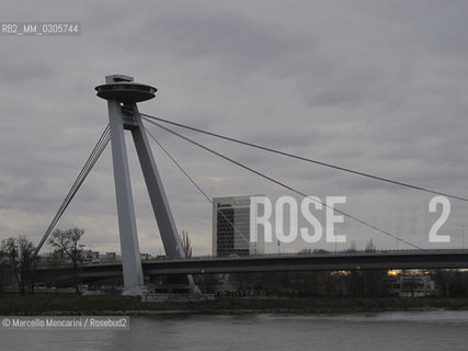 Bratislava, 2010. The UFO Restaurant, located on the New Bridge (Novy Most) at the height of 80 meters, over the Danube river / Bratislava, 2010. Il ristorante UFO costruito sul Ponte Nuovo (Novy Most) a 80 metri di altezza, sopra il Danubio - ©Marcello Mencarini/Rosebud2