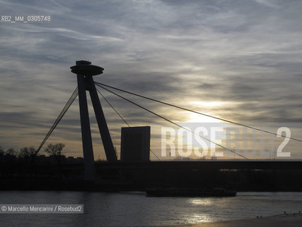Bratislava, 2010. Danube river and UFO Restaurant located on the New Bridge in the height of 80 meters / Bratislava, 2010. Il fiume Danubio e il ristorante UFO sul Ponte Nuovo a 80 metri di altezza - ©Marcello Mencarini/Rosebud2