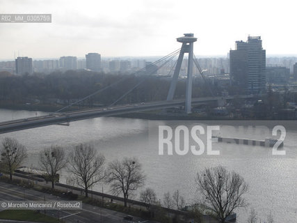 Bratislava, 2010. Danube river and UFO Restaurant located on the New Bridge in the height of 80 meters / Bratislava, 2010. Il fiume Danubio e il ristorante UFO sul Ponte Nuovo a 80 metri di altezza - ©Marcello Mencarini/Rosebud2