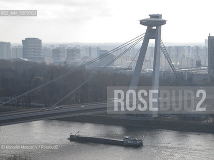 Bratislava, 2010. Danube river and UFO Restaurant located on the New Bridge in the height of 80 meters / Bratislava, 2010. Il fiume Danubio e il ristorante UFO sul Ponte Nuovo a 80 metri di altezza - ©Marcello Mencarini/Rosebud2