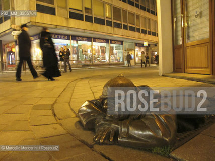 Bratislava, 2010. Quirky statues in Bratislava: Cumil (the watcher) / Bratislava, 2010. Statue strane di Bratislava: Cumil (losservatore) - ©Marcello Mencarini/Rosebud2