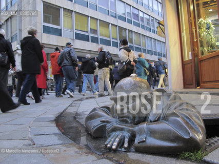 Bratislava, 2010. Quirky statues in Bratislava: Cumil (the watcher) / Bratislava, 2010. Statue strane di Bratislava: Cumil (losservatore) - ©Marcello Mencarini/Rosebud2
