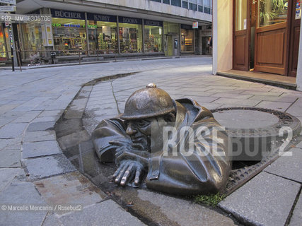 Bratislava, 2010. Quirky statues in Bratislava: Cumil (the watcher) / Bratislava, 2010. Statue strane di Bratislava: Cumil (losservatore) - ©Marcello Mencarini/Rosebud2
