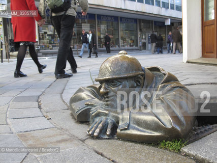 Bratislava, 2010. Quirky statues in Bratislava: Cumil (the watcher) / Bratislava, 2010. Statue strane di Bratislava: Cumil (losservatore) - ©Marcello Mencarini/Rosebud2