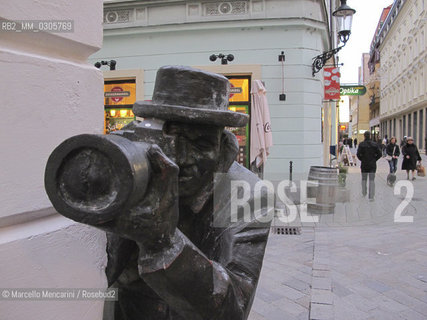 Bratislava, 2010. Quirky statues in Bratislava: the Paparazzo / Bratislava, 2010. Statue strane di Bratislava: il paparazzo - ©Marcello Mencarini/Rosebud2