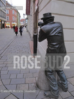 Bratislava, 2010. Quirky statues in Bratislava: the Paparazzo / Bratislava, 2010. Statue strane di Bratislava: il paparazzo - ©Marcello Mencarini/Rosebud2