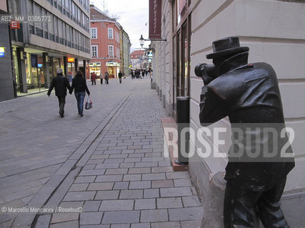 Bratislava, 2010. Quirky statues in Bratislava: the Paparazzo / Bratislava, 2010. Statue strane di Bratislava: il paparazzo - ©Marcello Mencarini/Rosebud2