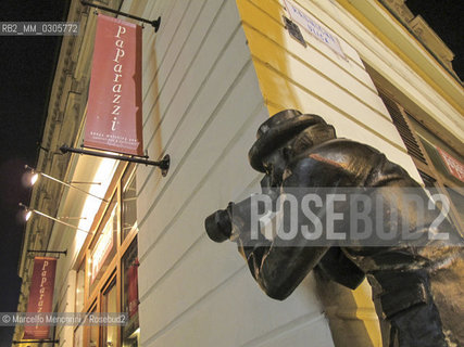 Bratislava, 2010. Quirky statues in Bratislava: the Paparazzo / Bratislava, 2010. Statue strane di Bratislava: il paparazzo - ©Marcello Mencarini/Rosebud2