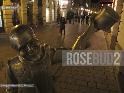 Bratislava, 2010. Quirky statues in Bratislava: statue of Schoener Naci (Beautiful Ignaz) / Bratislava, 2010. Statue strane di Bratislava: statua di Schöner Náci - ©Marcello Mencarini/Rosebud2