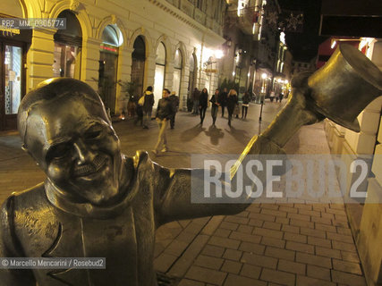 Bratislava, 2010. Quirky statues in Bratislava: statue of Schoener Naci (Beautiful Ignaz) / Bratislava, 2010. Statue strane di Bratislava: statua di Schöner Náci - ©Marcello Mencarini/Rosebud2