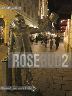Bratislava, 2010. Quirky statues in Bratislava: statue of Schoener Naci (Beautiful Ignaz) / Bratislava, 2010. Statue strane di Bratislava: statua di Schöner Náci - ©Marcello Mencarini/Rosebud2