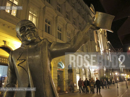 Bratislava, 2010. Quirky statues in Bratislava: statue of Schoener Naci (Beautiful Ignaz) / Bratislava, 2010. Statue strane di Bratislava: statua di Schöner Náci - ©Marcello Mencarini/Rosebud2