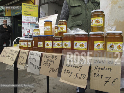 Bratislava, 2010. Miletičova open air market, honey stand / Bratislava, 2010. Mercato di Mileticova, bancarella con barattoli di miele - ©Marcello Mencarini/Rosebud2
