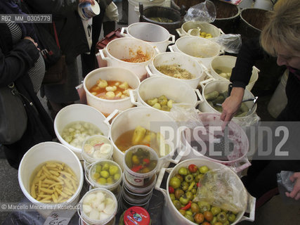 Bratislava, 2010. Miletičova open air market, pickles stand / Bratislava, 2010. Mercato di Mileticova, bancarella di sottaceti - ©Marcello Mencarini/Rosebud2