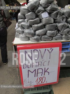 Bratislava, 2010. Miletičova open air market, poppy seeds / Bratislava, 2010. Mercato di Mileticova, semi di papavero - ©Marcello Mencarini/Rosebud2