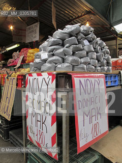 Bratislava, 2010. Miletičova open air market, poppy seeds / Bratislava, 2010. Mercato di Mileticova, semi di papavero - ©Marcello Mencarini/Rosebud2