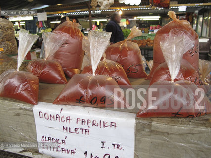 Bratislava, 2010. Miletičova open air market, paprika displayed o a stand / Bratislava, 2010. Mercato di Mileticova, paprika esposta in una bancarella - ©Marcello Mencarini/Rosebud2