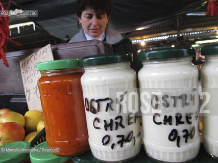 Bratislava, 2010. Miletičova open air market, horseradish sauce jars displayed on a stand / Bratislava, 2010. Mercato di Mileticova, barattoli di salsa al rafano esosti su una bancarella - ©Marcello Mencarini/Rosebud2