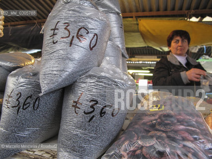 Bratislava, 2010. Miletičova open air market, poppy seeds / Bratislava, 2010. Mercato di Mileticova, semi di papavero - ©Marcello Mencarini/Rosebud2