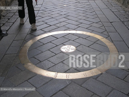Bratislava, 2010. St. Michaels street, the “zero kilometer”, which marks the distances of 29 world capitals from Bratislava / Bratislava, 2010. Via San Michele, il kilometro zero che indica le distanze tra Bratislava e 29 altre capitali nel mondo- ©Marcello Mencarini/Rosebud2