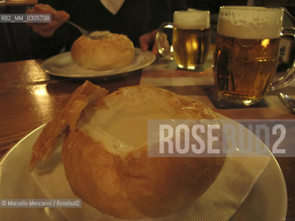Bratislava, 2010. Garlic soup served in a bread bowl (Vináreň Pod Baštou) / Bratislava, 2010. Zuppa di aglio servita in una scodella di pane - ©Marcello Mencarini/Rosebud2
