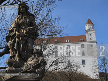 Bratislava, 2010. Statue of St. Elizabeth of Hungary (1207-1231) outside the Bratislava Castle. She was the daughter of king Andrew II and his wife Gertrude and spent her childwood at Bratislava Castle. After the death of her husband, Ludwig of Turingia, she took a vow of poverty and devoted her life to others, particularly the poor and the sick. Canonized in 1235, she is revered by the sisters of St. Elizabeth as theirs patroness / Bratislava, 20101. Statua di Santa Elisabetta dUngheria allesterno del Castello di Bratislava. Santa Elisabetta era la figlia del re Andrea II e di sua moglie Gertrude e passò la sua infanzia nel castello. Dopo la morte di suo marito, Ludwig di Turingia, fece un voto di povertà e dedicò la sua vita agli altri, soprattutto ai poveri e ai malati. Canonizzata nel 1235, è la patrona delle Sorelle di Santa Elisabetta - ©Marcello Mencarini/Rosebud2
