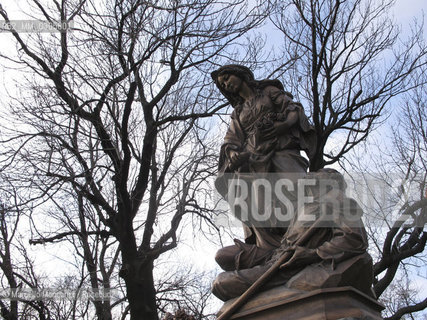 Bratislava, 2010. Statue of St. Elizabeth of Hungary (1207-1231) outside the Bratislava Castle. She was the daughter of king Andrew II and his wife Gertrude and spent her childwood at Bratislava Castle. After the death of her husband, Ludwig of Turingia, she took a vow of poverty and devoted her life to others, particularly the poor and the sick. Canonized in 1235, she is revered by the sisters of St. Elizabeth as theirs patroness / Bratislava, 20101. Statua di Santa Elisabetta dUngheria allesterno del Castello di Bratislava. Santa Elisabetta era la figlia del re Andrea II e di sua moglie Gertrude e passò la sua infanzia nel castello. Dopo la morte di suo marito, Ludwig di Turingia, fece un voto di povertà e dedicò la sua vita agli altri, soprattutto ai poveri e ai malati. Canonizzata nel 1235, è la patrona delle Sorelle di Santa Elisabetta - ©Marcello Mencarini/Rosebud2