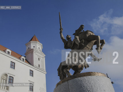 Bratislava, 2010. Monument to Svatopluk in front of the Bratislava Castle. Svatopluk (846-894) was the prince of the Principality of Nitra and then king of the Great Moravia. Under his rule Great Moravia reached its maximum territorial expansion / Bratislava, 2010. Monumento a Svatopluk davanti al Castello di Bratislava. Svatopluk (846-894) fu principe di Nitra e poi re della Grande Moravia che sotto il suo governo raggiunse la sua massima estensione territoriale - ©Marcello Mencarini/Rosebud2