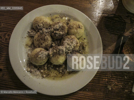 Slovak food: marhulové knedle (apricot dumplings) / Cucina slovacca: marhulové knedle (gnocchi di albicocche)
 ©Marcello Mencarini/Rosebud2