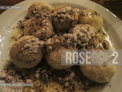 Slovak food: marhulové knedle (apricot dumplings) / Cucina slovacca: marhulové knedle (gnocchi di albicocche)
 ©Marcello Mencarini/Rosebud2