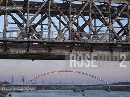 Bratislava, 2010. Danube bridges: Old Bridge (Stary most) in the foreground and Apollo Bridge (Most Apollo) in the background / Bratislava, 2010. Ponti sul Danubio: Ponte vecchio (Stary most) in primo piano e Ponte Apollo (Most Apollo) sullo sfondo - ©Marcello Mencarini/Rosebud2