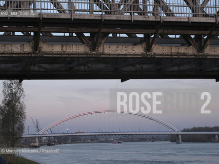 Bratislava, 2010. Danube bridges: Old Bridge (Stary most) in the foreground and Apollo Bridge (Most Apollo) in the background / Bratislava, 2010. Ponti sul Danubio: Ponte vecchio (Stary most) in primo piano e Ponte Apollo (Most Apollo) sullo sfondo - ©Marcello Mencarini/Rosebud2
