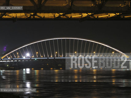 Bratislava, 2010. Danube bridges: Apollo Bridge (Most Apollo) by night / Bratislava, 2010. Ponti sul Danubio: Ponte Apollo (Most Apollo) di notte - ©Marcello Mencarini/Rosebud2