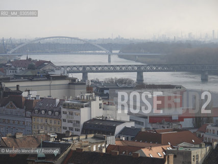 Bratislava, 2010. Danube bridges: Old Bridge (Stary Most) and Apollo Bridge (Most Apollo) / Bratislava, 2010. Ponti sul Danubio: Ponte vecchio (Stary most) e Ponte Apollo (Most Apollo) - ©Marcello Mencarini/Rosebud2