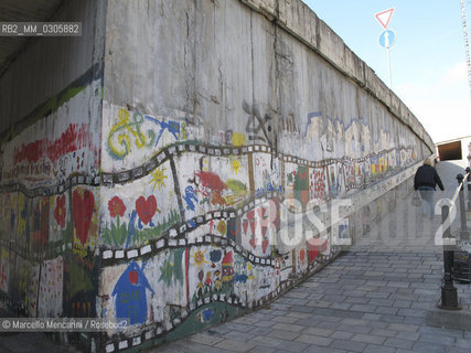Bratislava, 2010. Graffiti on the New Bridge (Novy Most) / Bratislava, 2010. Graffiti sul Ponte Nuovo (Novy Most) - ©Marcello Mencarini/Rosebud2