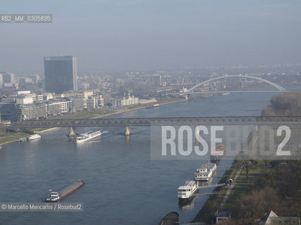 Bratislava, 2010. Danube bridges: Old Bridge (Stary most) in the foreground and Apollo Bridge (Most Apollo) in the background / Bratislava, 2010. Ponti sul Danubio: Ponte vecchio (Stary most) in primo piano e Ponte Apollo (Most Apollo) sullo sfondo - ©Marcello Mencarini/Rosebud2
