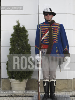 Bratislava, 2010. Soldier of the guard at the Grassalkovich Palace (Slovak: Grasalkovičov palác),  residence of the president of Slovakia / Bratislava, 2010. Soldato di guardia davanti a Palazzo Grassalkovich, residenza del presidente della repubblica Slovacca - ©Marcello Mencarini/Rosebud2