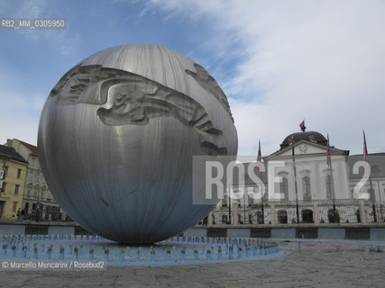 Bratislava, 2010. The globe fountain  Earth-planet of peace at Hodžovo Square (Slovak: Hodzovo namestie) in front of the Grassalkovich Palace (Slovak: Grasalkovičov palác) residence of the president of Slovakia / Bratislava, 2010. La fontana Terra-pianeta della pace in piazza Hodzovo  (Hodzovo namestie) davanti al palazzo presidenziale (Grasalkovičov palác) - ©Marcello Mencarini/Rosebud2