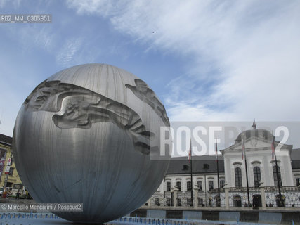 Bratislava, 2010. The globe fountain  Earth-planet of peace at Hodžovo Square (Slovak: Hodzovo namestie) in front of the Grassalkovich Palace (Slovak: Grasalkovičov palác) residence of the president of Slovakia / Bratislava, 2010. La fontana Terra-pianeta della pace in piazza Hodzovo  (Hodzovo namestie) davanti al palazzo presidenziale (Grasalkovičov palác) - ©Marcello Mencarini/Rosebud2